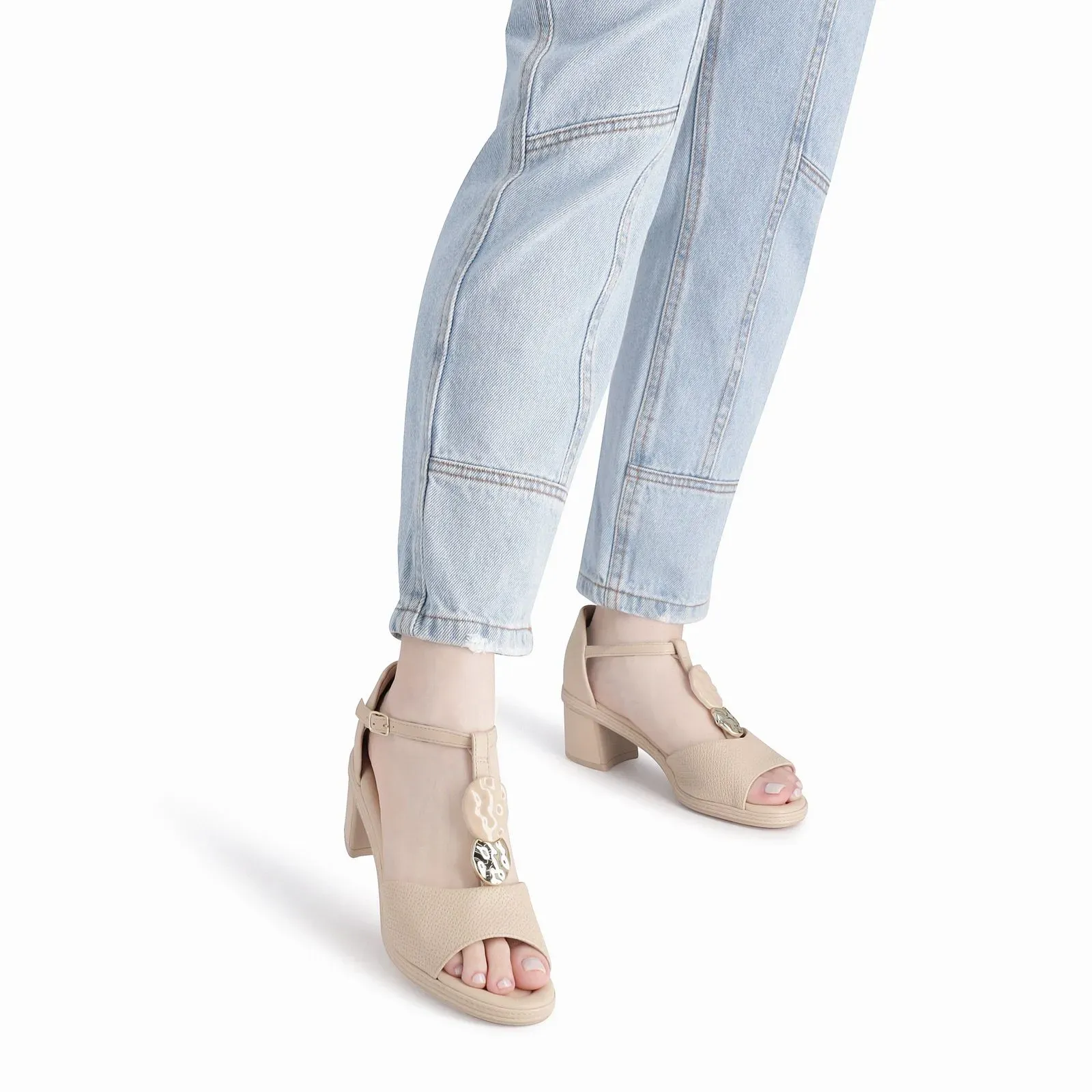 Sandália feminina Piccadilly bege com salto baixo em Napa Stretch Soft, tiras finas, fivela e detalhes em metal dourado e pedraria